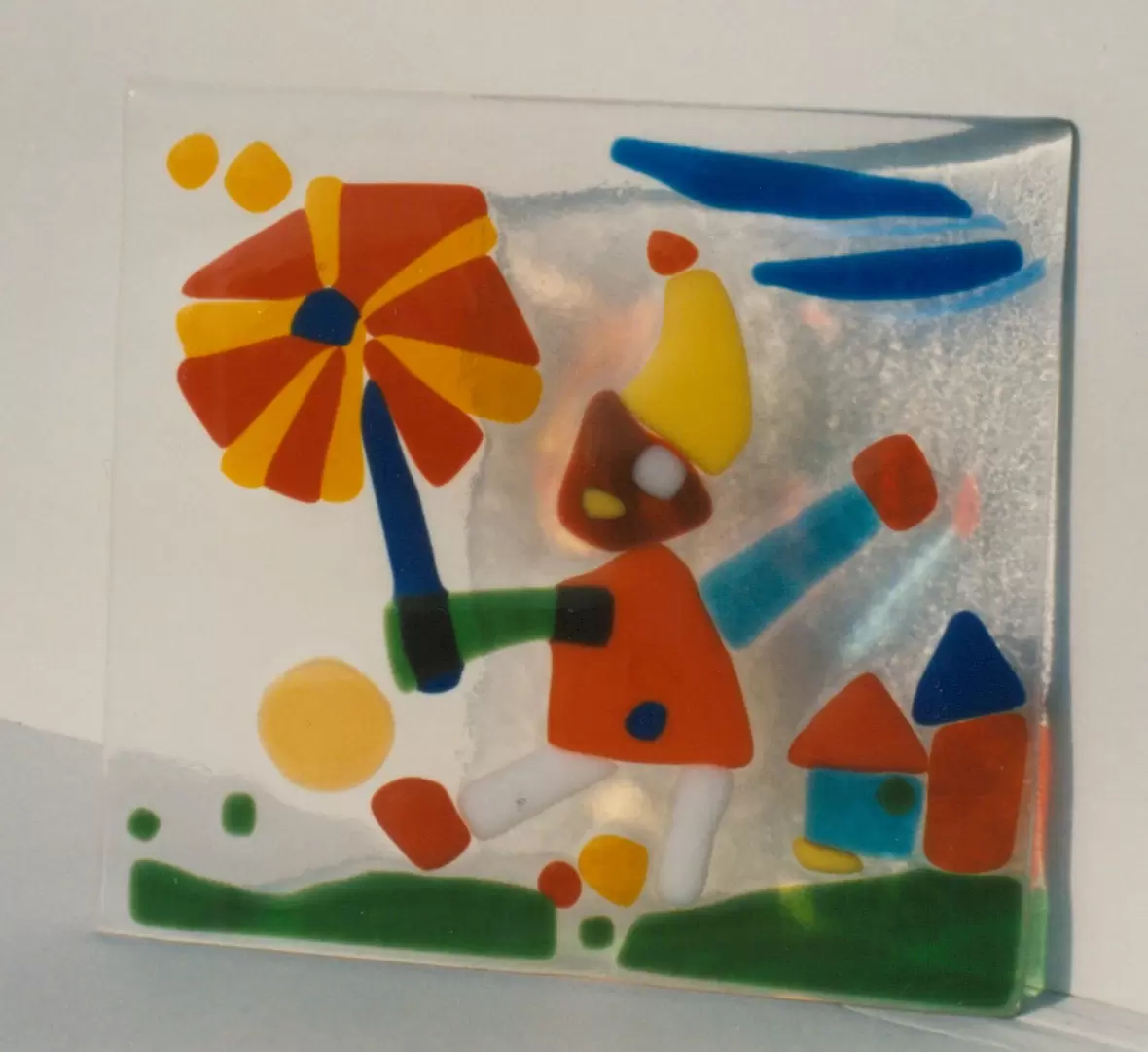 glas_kind_schirm_haeuser_bunt_relief